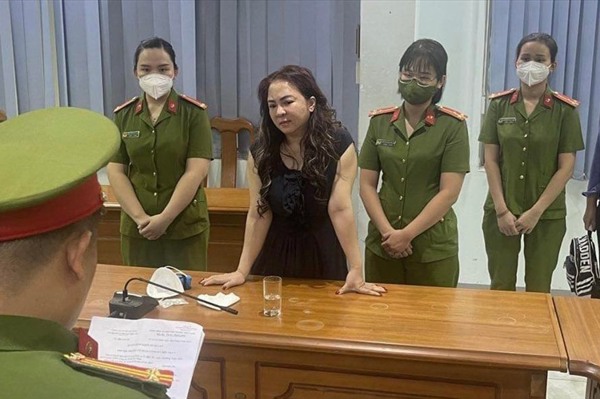 Bà Phương Hằng tại cơ quan điều tra 