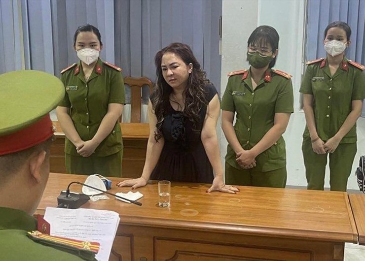 Bà Phương Hằng tại cơ quan điều tra 