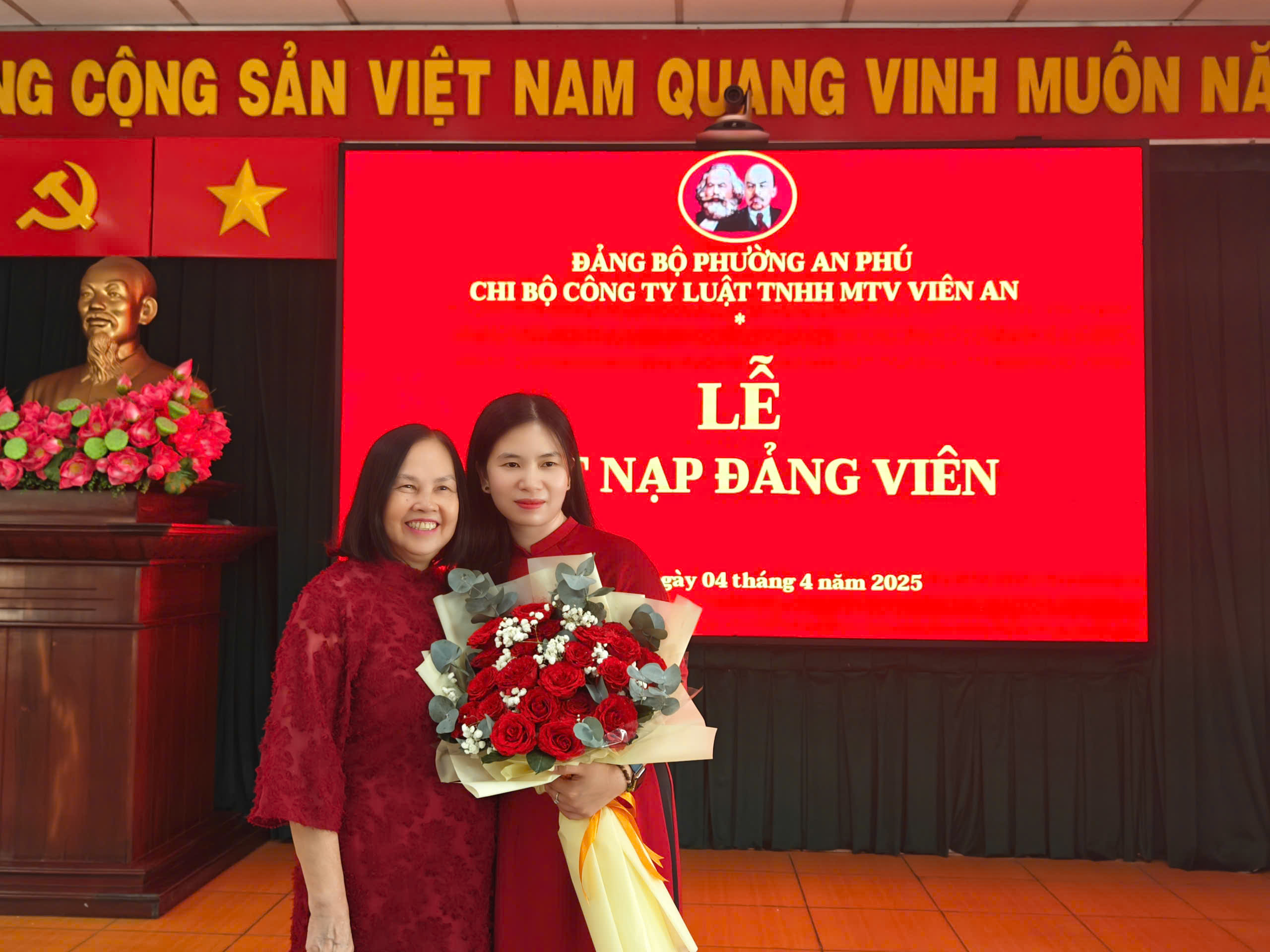 Đồng chí Nguyễn Thị Minh Hiền chúc mừng đảng viên mới - Luật sư Lê Thị Bích Chi