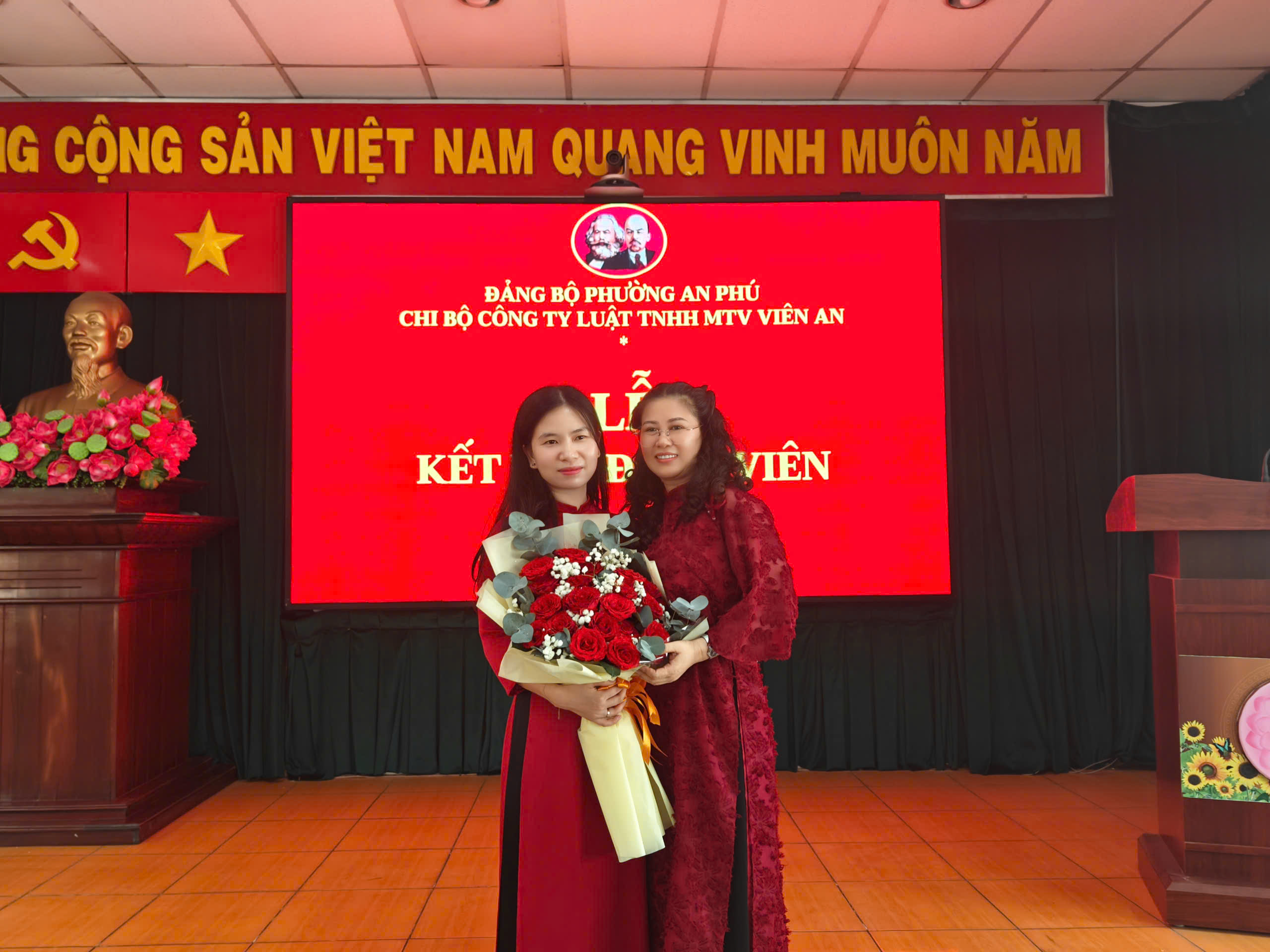 Đồng chí Nguyễn Thị Huyền Trang chúc mừng đảng viên mới - Lê Thị Bích Chi