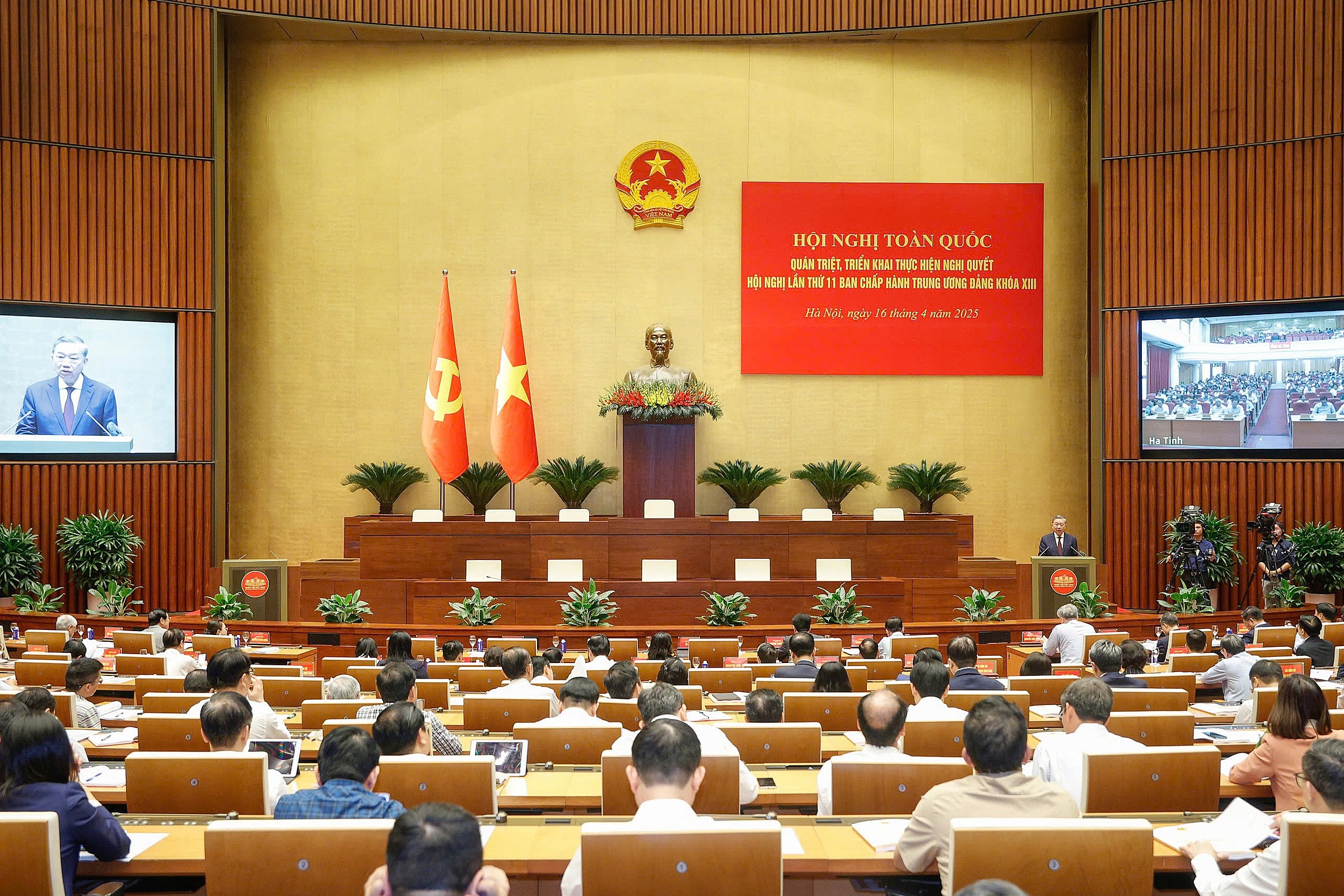 Đại biểu dự hội nghị sáng 16/4