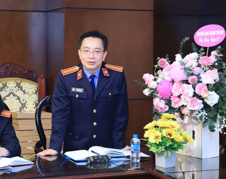 Đồng chí Trần Hữu Thanh, Phó Chánh Văn phòng, Phó chủ tịch Công đoàn VKSND tối cao phát biểu tại buổi Toạ đàm