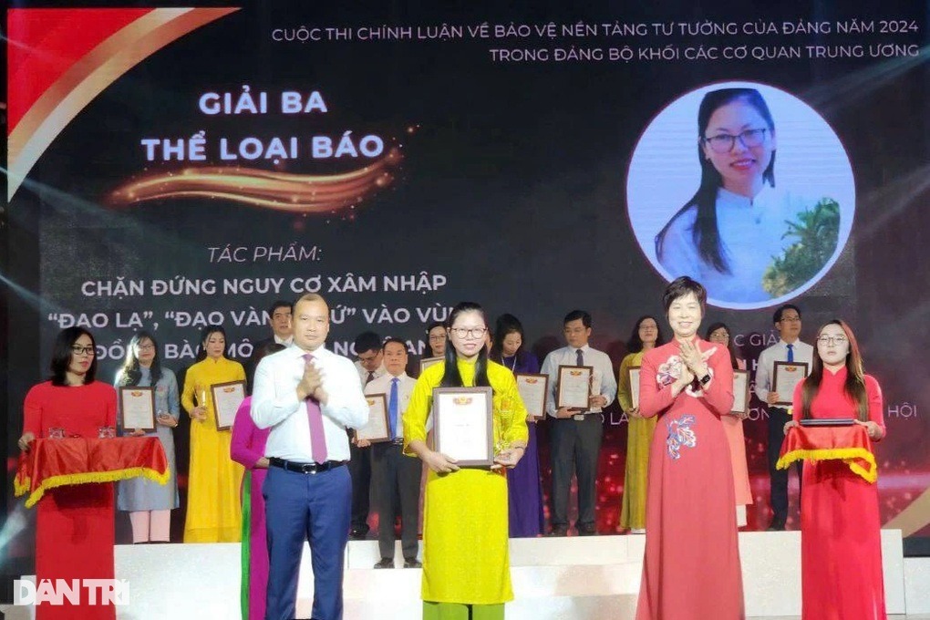 Nhà báo Hoàng Lam, Báo Dân trí (áo vàng) đạt giải Ba thể loại báo, Cuộc thi chính luận về bảo vệ nền tảng tư tưởng của đảng năm 2024 (Ảnh: Nguyễn Hải).