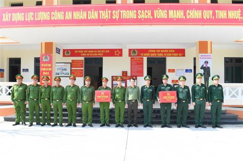Bộ trưởng Lương Tam Quang đến thăm, động viên, tặng quà Công an xã Bản Phiệt và Trạm kiểm soát biên phòng xã Bản Phiệt, huyện Bảo Thắng, tỉnh Lào Cai.