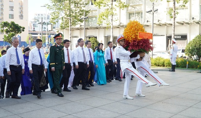Đoàn đại biểu dâng hoa lên Chủ tịch Hồ Chí Minh