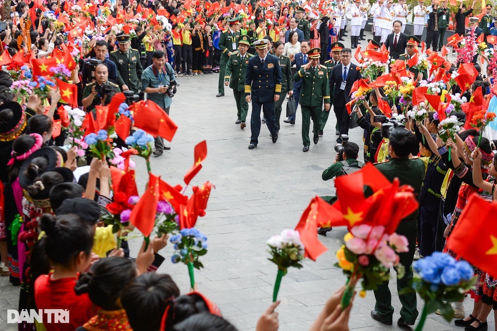 Người dân, học sinh chào đón đoàn Bộ Quốc phòng Trung Quốc vào cuộc hội đàm (Ảnh: Nguyễn Hải).