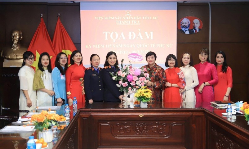 Đồng chí Phan Thị Kim Hoa, Phó Chủ tịch Công đoàn, Trưởng Ban Nữ công VKSND tối cao tặng hoa chúc mừng nữ công chức Thanh tra VKSND tối cao