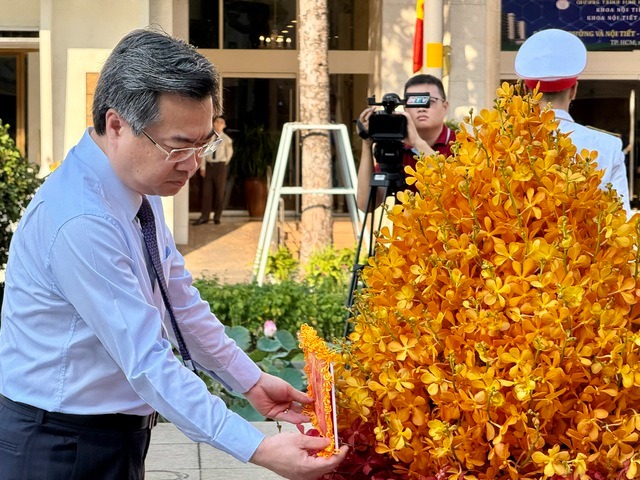 Phó Bí thư Thường trực Thành ủy TP HCM Nguyễn Thanh Nghị chỉnh hoa