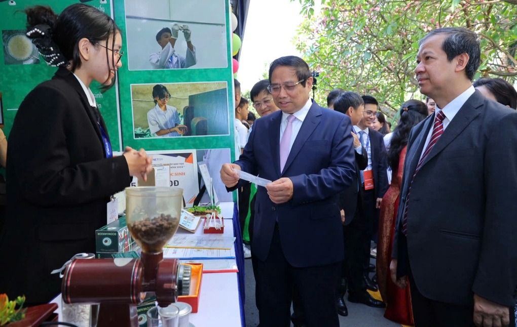 Thủ tướng Phạm Minh Chính và Bộ trưởng Bộ GD&ĐT Nguyễn Kim Sơn tại một gian hàng khởi nghiệp về cà phê của học sinh, sinh viên (Ảnh: MOET).