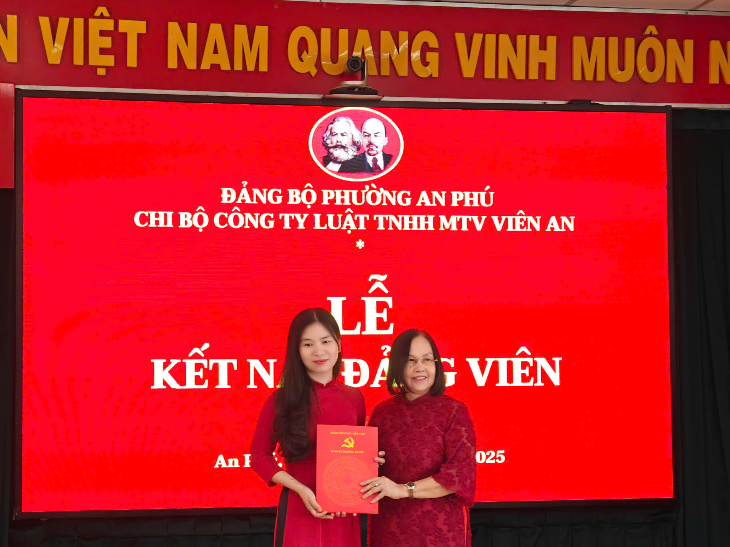 Đồng chí Nguyễn Thị Minh Hiền – Bí thư Chi bộ trao Quyết định kết nạp đảng viên