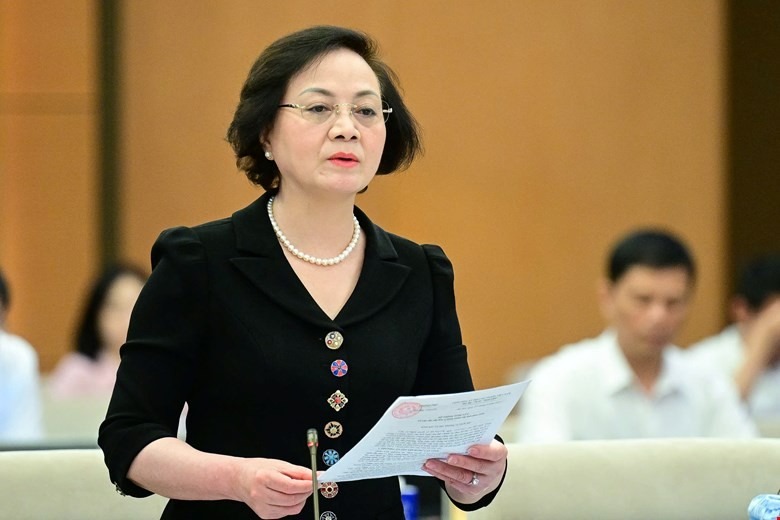 Bộ trưởng Bộ Nội vụ Phạm Thị Thanh Trà báo cáo tại phiên họp.