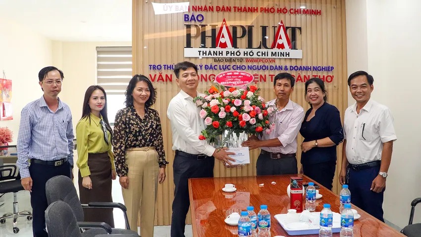 Đoàn công tác của tỉnh Bạc Liêu thăm, chúc mừng VPĐD Báo Pháp Luật TP.HCM tại Cần Thơ, nhân kỷ niệm 100 năm Ngày Báo chí cách mạng Việt Nam. Ảnh: CHÂU ANH