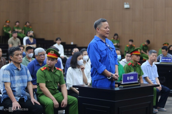 Đoàn Văn Huấn, Chủ tịch HĐQT kiêm Tổng giám đốc Công ty CP tập đoàn Thái Dương khai báo tại tòa. Ảnh: Phạm Dự