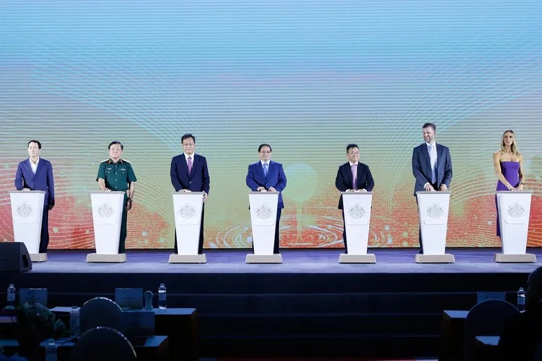 Thủ tướng Phạm Minh Chính và các đại biểu thực hiện nghi thức khởi công dự án Trump International Hưng Yên - Ảnh: VGP/Nhật Bắc