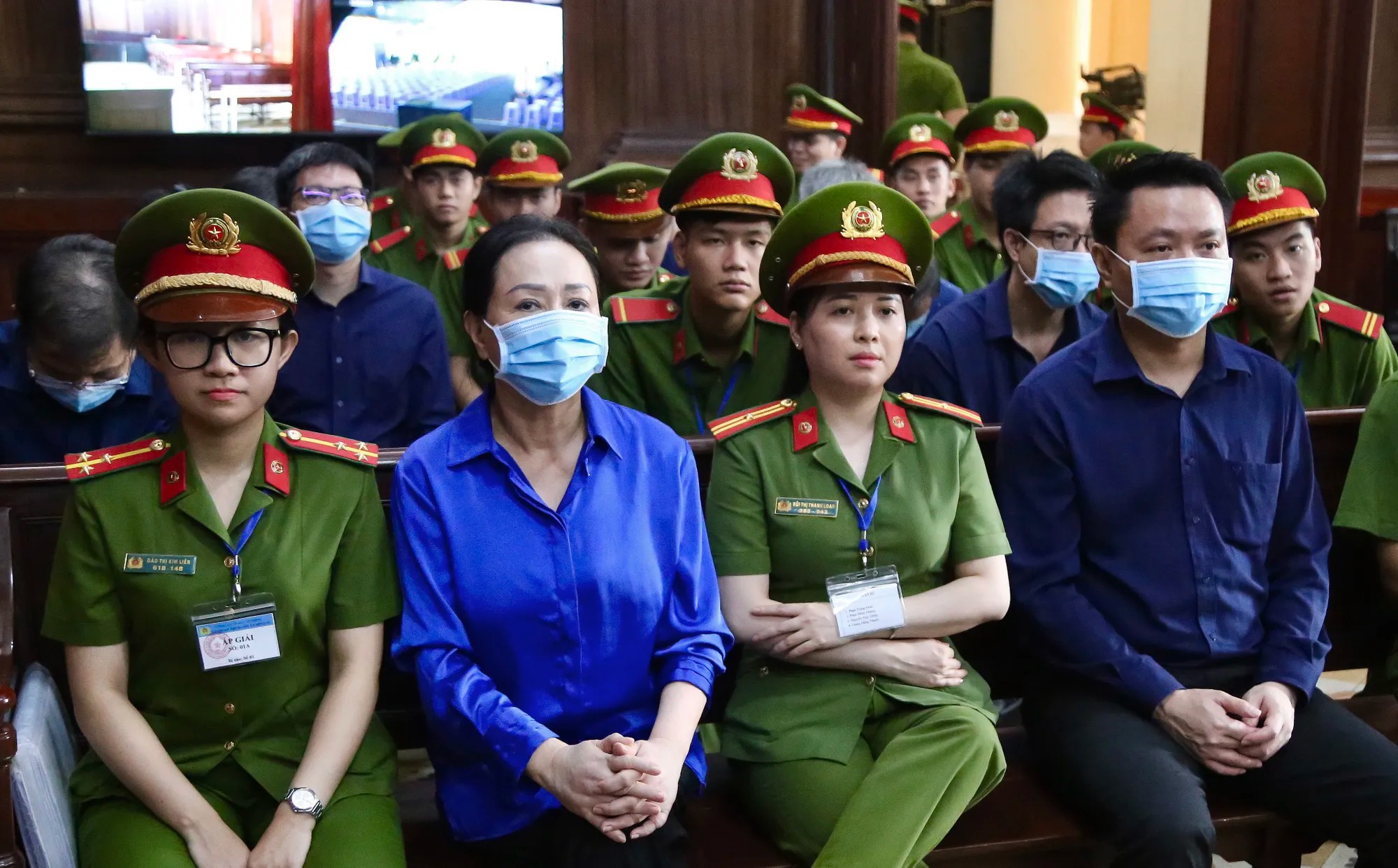 Bà Trương Mỹ Lan, chủ tịch Tập đoàn Vạn Thịnh Phát (hàng đầu thứ hai từ trái sang), là người bị tuyên án tử hình về tội tham ô tài sản. Ảnh: HOÀNG GIANG