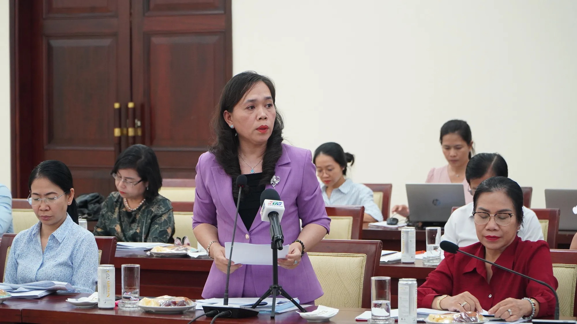 Bí thư Quận ủy quận 3, bà Nguyễn Thanh Xuân thông tin về việc sắp xếp đơn vị hành chính của quận. Ảnh: THANH THÙY