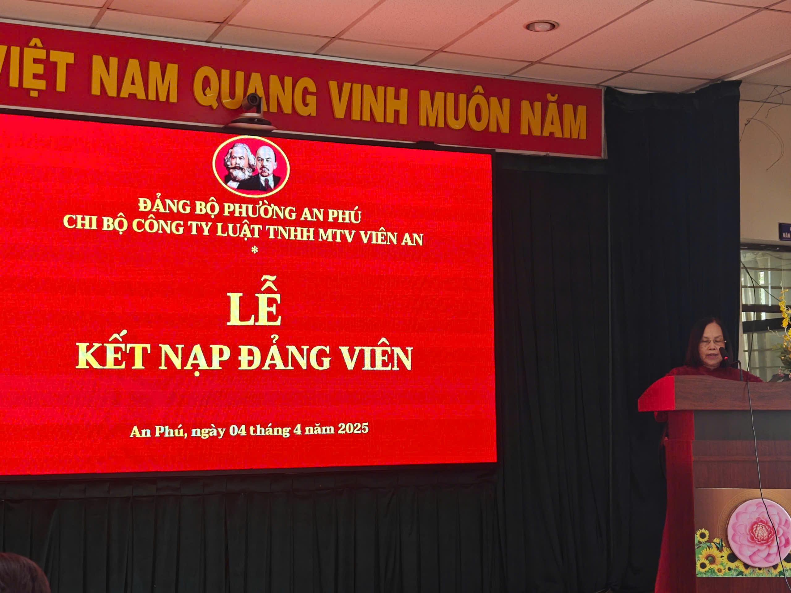 Đồng chí Nguyễn Thị Minh Hiền – Bí thư Chi bộ đọc Quyết định kết nạp đảng viên