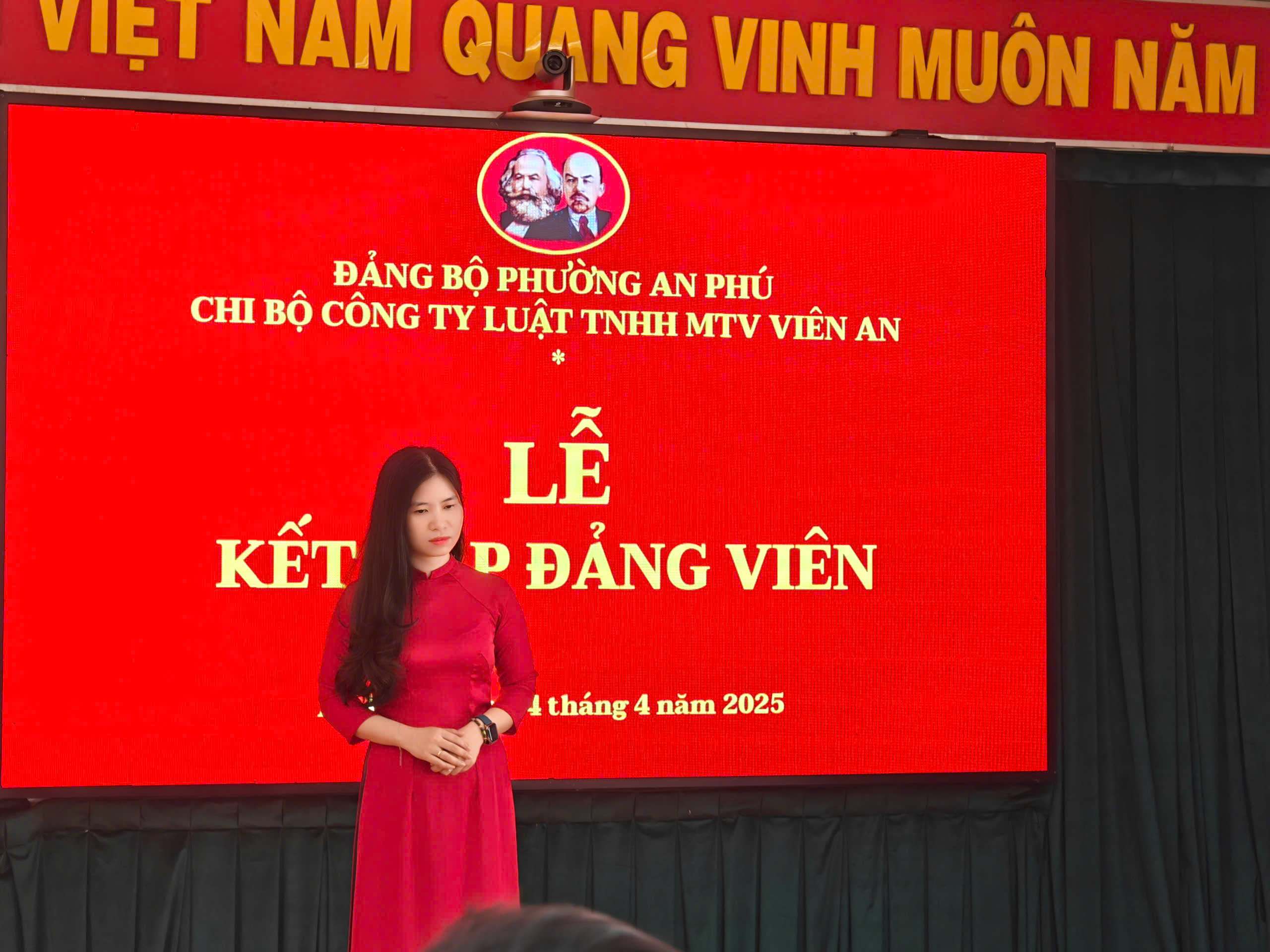 Luật sư Lê Thị Bích Chi đọc lời tuyên thệ