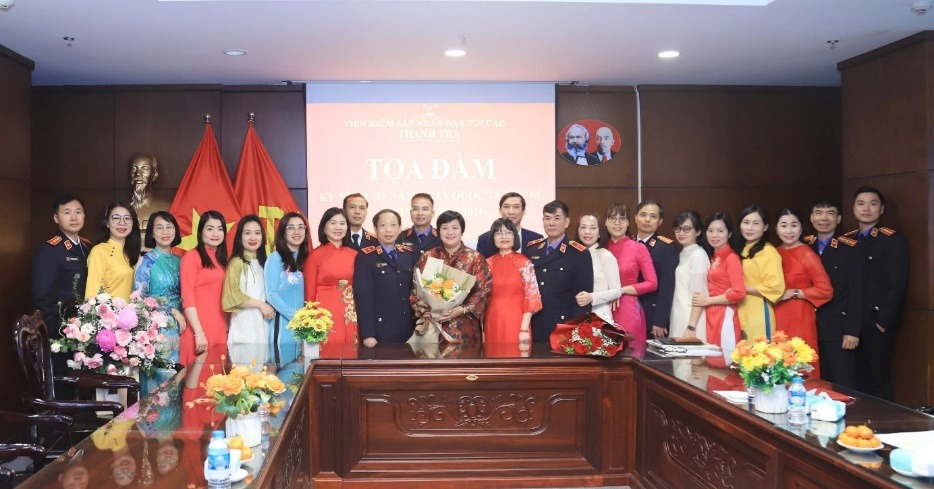 Đại biểu chụp ảnh lưu niệm tại buổi Tọa đàm