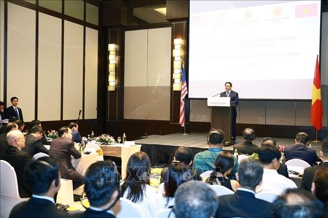 Thủ tướng Phạm Minh Chính phát biểu tại chương trình gặp gỡ doanh nghiệp Việt Nam - Malaysia. Ảnh: Dương Giang/TTXVN