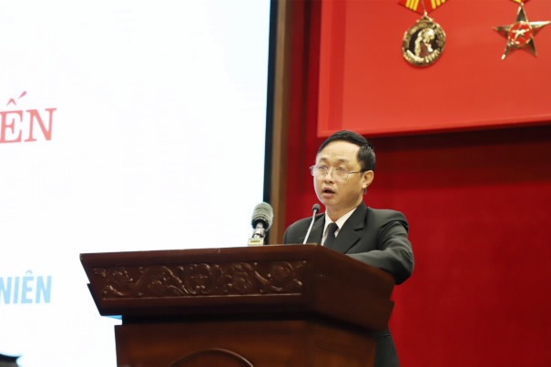 Đồng chí Nguyễn Biên Thùy, Thẩm phán Tòa án nhân dân tối cao trình bày chuyên đề tại Hội nghị