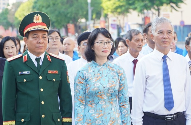 Lãnh đạo TP HCM dự lễ dâng hoa